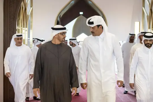 أمير قطر ورئيس الإمارات يبحثان المستجدات الإقليمية