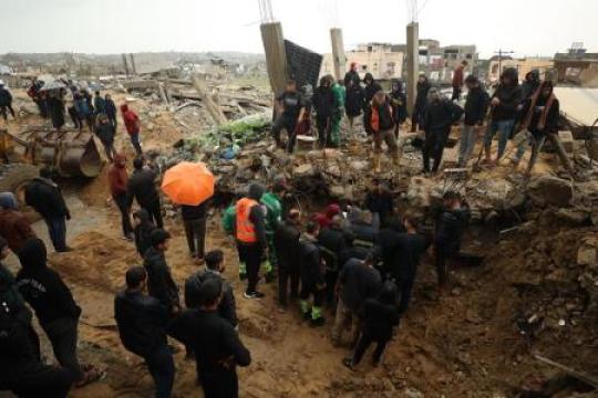 المنخفض الجوي يضرب غزة: 4 إصابات بعد سقوط حائط على خيام النازحين