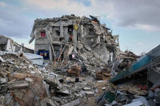 إصابة 3 أطفال بانهيار سقف منزل متضرر من القصف في غزة