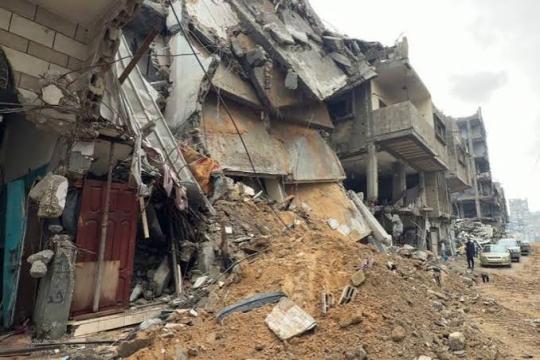 الدفاع المدني: إنقاذ 5 أطفال بعد انهيار جزئي لمبنى في غزة