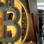 بتكوين تتراجع من أعلى مستوى في 8 أشهر بعد صعود بأكثر من 13%
