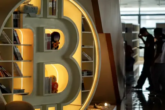 بتكوين تتراجع من أعلى مستوى في 8 أشهر بعد صعود بأكثر من 13%