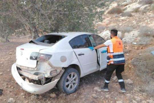 إصابة مواطن إثر انقلاب مركبته خلال مطاردة المستوطنين له جنوب نابلس