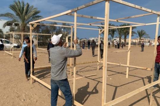 غزة تستعد للشتاء: أول مركز إيواء بخيام محلية يبدأ العمل في دير البلح