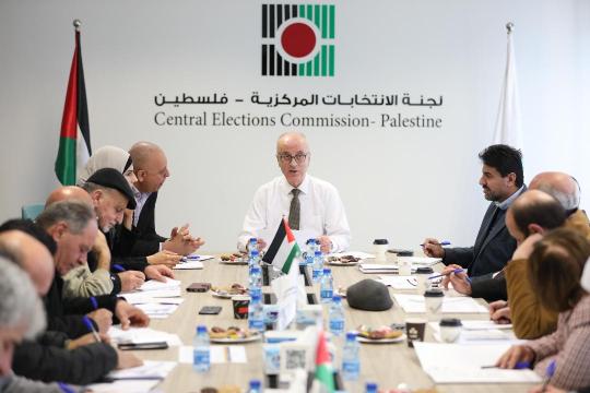 لجنة الانتخابات تبحث مع الفصائل الاستعدادات الجارية للانتخابات المحلية 2026