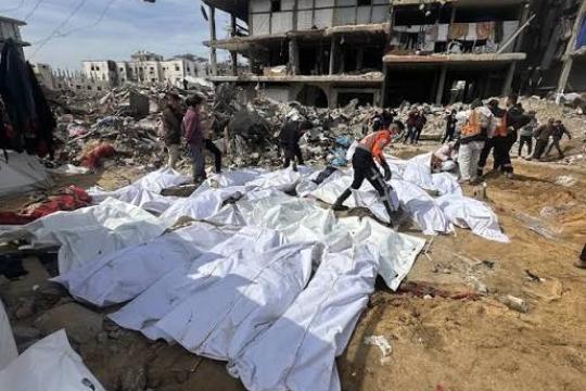 انتشال جثامين 13 شهيدًا اليوم من تحت الأنقاض في مناطق متفرقة من القطاع