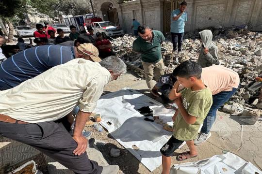 انتشال رفات وجثامين 8 شهداء جنوب مدينة غزة