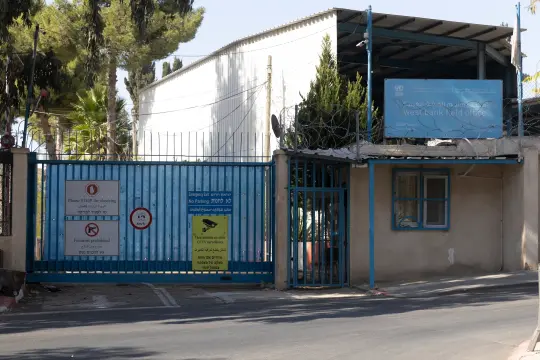 الاحتلال يقتحم مقر الأونروا في الشيخ جراح ويحتجز حراس الأمن