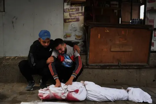 شهداء وإصابات في قصف منزل بالنصيرات وسط قطاع غزة