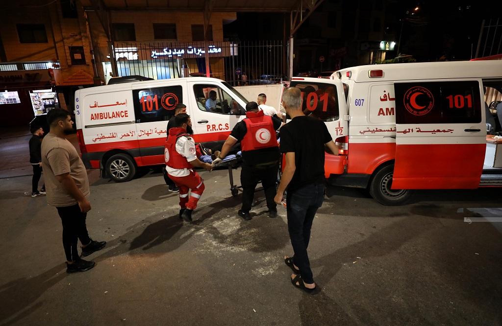 الهلال الأحمر: المصاب أصيب في البطن والفخذ وحالته خطيرة جداً