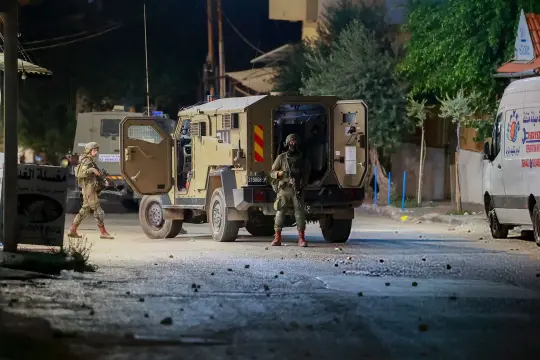 إصابة مسنّة في اعتداء لمستوطنين بمسافر يطا واقتحامات إسرائيلية واسعة في الضفة الغربية