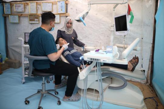 من المسكنات إلى الخلع.. أزمة علاج الأسنان تُضيّق خيارات مرضى غزة