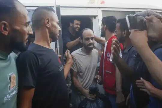 وصول 11 أسيراً إلى مستشفى شهداء الأقصى في دير البلح لتلقي العلاج