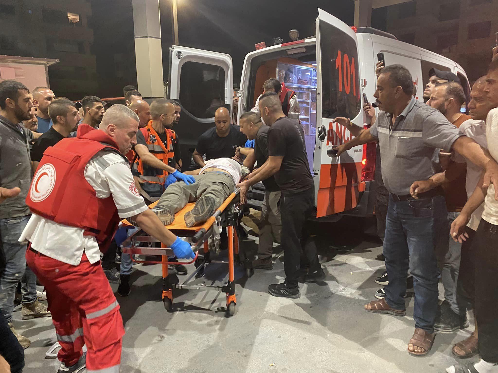 وزارة الصحة تعلن استشهاد مواطنين وإصابة آخرين بجروح خطيرة، وسط أنباء عن استهداف قوات الاحتلال سيارة إسعاف أثناء نقل أحد المصابين.