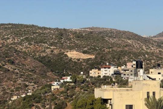 مستوطنون يعيدون إقامة بؤرة شمال رام الله