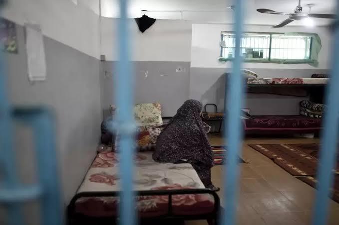 صعَّد استهداف المرأة الفلسطينية بالاعتقال والتعذيب والأحكام الإدارية والحبس المنزلي
