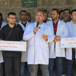 أطباء أسنان غزة يحتجون أمام الصليب الأحمر للمطالبة بإدخال مستلزمات ومعدات العلاج