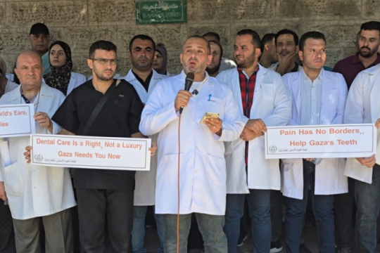 أطباء أسنان غزة يحتجون أمام الصليب الأحمر للمطالبة بإدخال مستلزمات ومعدات العلاج