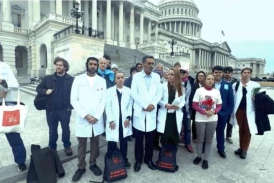 أطباء وناشطون أمريكيون يطالبون ترامب بفتح المعابر مع غزة