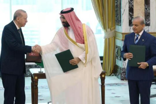 إعلام عبري: اتفاقية الدفاع بين السعودية وتركيا وباكستان تهدف لإعادة التوازن ضد إسرائيل