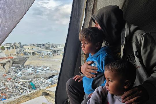 الدفاع المدني يناشد إنقاذ أطفال غزة قبل أن يحصدهم البرد