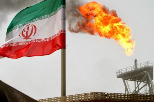 مسئول إيراني: طهران تعمل على خفض إنتاج النفط
