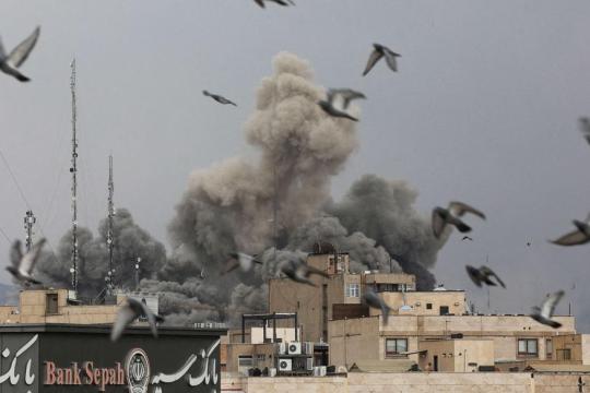 اليوم الـ26 من الحرب.. تبادل قصف عنيف بين إسرائيل وإيران