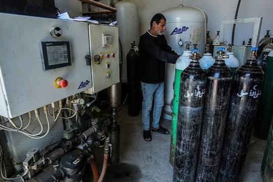 أزمة الأكسجين تهدد مستشفيات غزة مع خروج محطات عن الخدمة