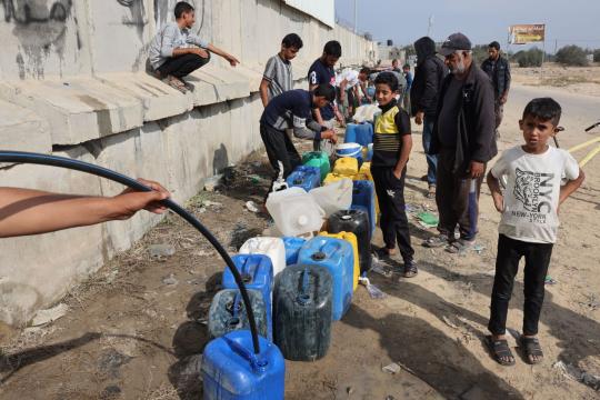 غزة تواجه أزمة مياه خانقة مع اشتداد الصيف وتحذيرات من تفشي الأمراض
