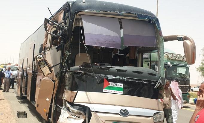 إصابتان طفيفتان وأضرار مادية بالحافلة.. وتوفير مركبة بديلة لمواصلة رحلة العودة إلى الوطن