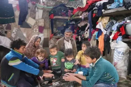 أطباء بلا حدود تحذر: أطفال غزة يموتون من البرد وسط نقص حاد بالمساعدات الإنسانية