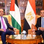 حسين الشيخ يبحث مع وزير الخارجية المصري تطورات الأوضاع الإقليمية