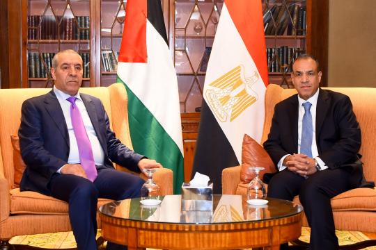 حسين الشيخ يبحث مع وزير الخارجية المصري تطورات الأوضاع الإقليمية