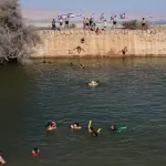 هأرتس: مستوطنون يسيطرون على موقع مائي في وادي الأردن ويحوّلونه إلى مزار سياحي غير رسمي