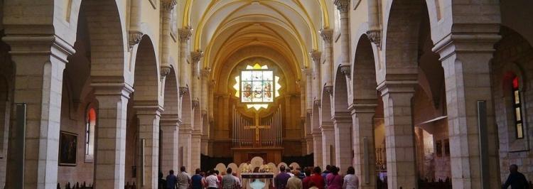 قداس عيد الفصح يقام في كنيسة القديسة كاترينا وحضور واسع للمؤمنين في بيت لحم والمدن المجاورة