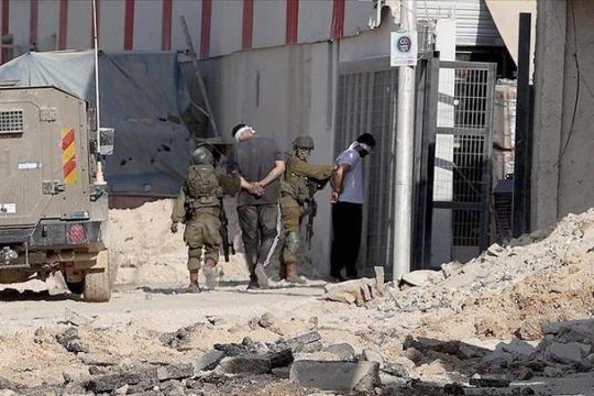 نادي الأسير: جيش الاحتلال يواصل إرهاب العائلات الفلسطينية خلال حملات الاعتقال الليلية