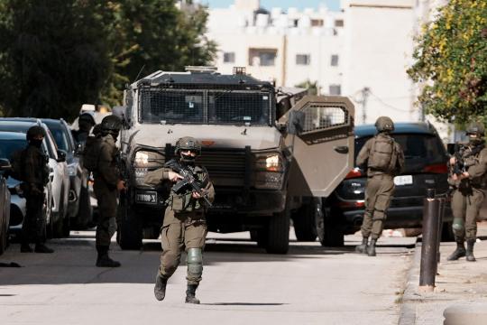 إصابة واعتقال طفلين خلال اقتحامات واعتداءات إسرائيلية في الضفة الغربية