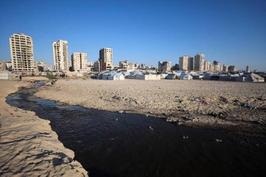 سلطة المياه تحذر من مخاطر صحية وبيئية جراء تصريف مياه الصرف الصحي في بحر غزة