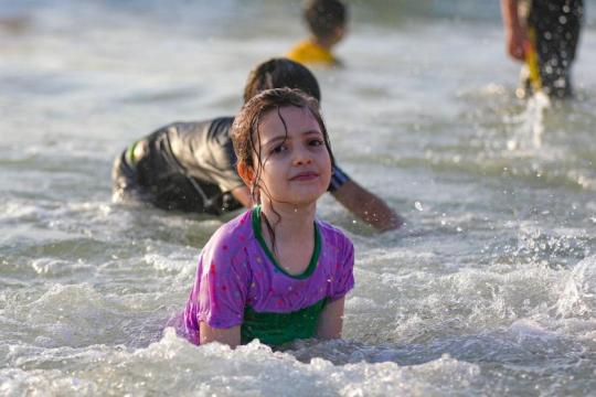 موسم الاصطياف ينطلق في غزة بانتشار فرق الإنقاذ على الشواطئ