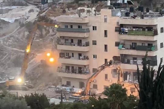 الاحتلال يهدم بناية سكنية من 5 طوابق في بلدة الطور بالقدس