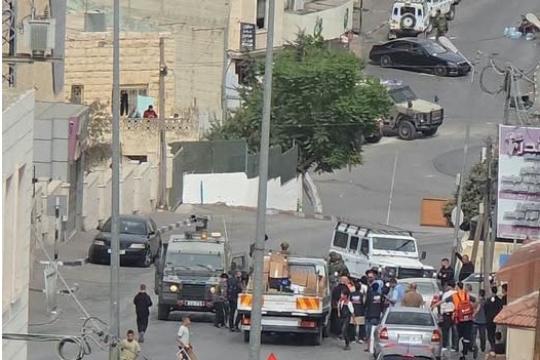 الاحتلال يواصل عدوانه على الخليل ويعتدي على مواطنين وطاقم البلدية خلال توزيع مساعدات