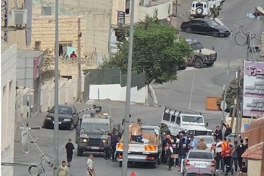 الاحتلال يواصل عدوانه على الخليل ويعتدي على مواطنين وطاقم البلدية خلال توزيع مساعدات