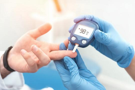 14 طريقة طبيعية للتحكم بمستوى السكر في الدم وتحسين الصحة العامة