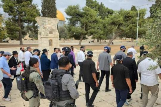 قبيل الانتخابات الإسرائيلية.. بن غفير يقتحم الأقصى بحماية مشددة