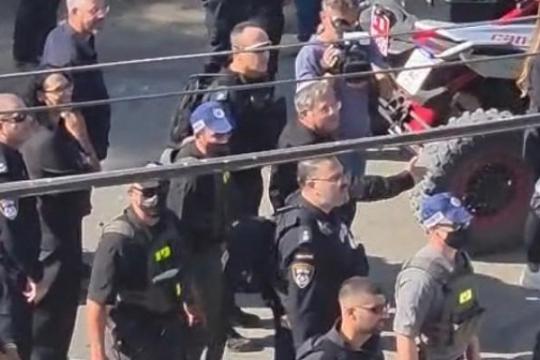 بحضور بن غفير.. الاحتلال يهدم حظائر للمواشي وإسطبلًا للخيول في الرملة
