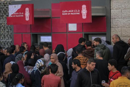 بنك فلسطين يحسم الجدل بشأن إغلاق آلاف الحسابات