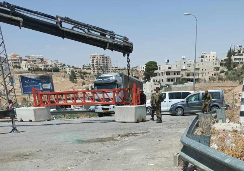 مكعبات إسمنتية في منطقة الخنيدق بين بيت عنان وبيت لقيا ضمن تشديد الإجراءات العسكرية