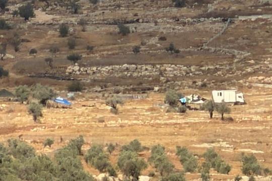 مستوطنون يقيمون بؤرة استيطانية غرب رام الله