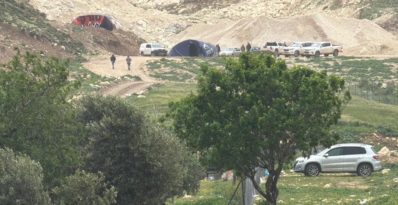 نصب خيام وبركسات بين جبع وصانور تمهيدًا لتوسيع الاستيطان قرب شارع رئيسي