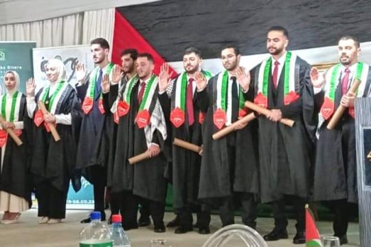 طلبة طب من جامعة الأزهر بغزة ينهون دراستهم في جنوب أفريقيا وسط استمرار الحرب على القطاع